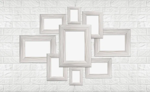 白い近代的なレンガの壁に古典的な空白のフォトフレーム. — ストック写真
