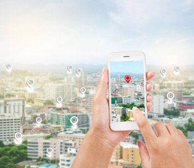 navigasyon haritasının bir kısmını gösteren bir akıllı telefon tutan kadın elleri