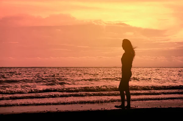 güzel genç ince kız kumsalda ayakta.