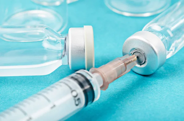 Dose del flaconcino di vaccino con siringa per ago . — Foto Stock