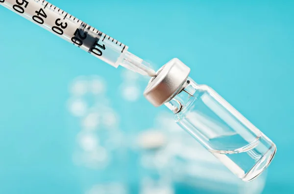 Dose do frasco para injetáveis da vacina com seringa de agulha . — Fotografia de Stock