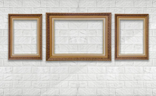 白色现代砖墙上的经典空白光框. — 图库照片