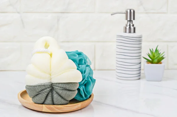 Sprchovou houbičku a láhev keramického čerpadla na tekutý mýdlo nebo šampon — Stock fotografie