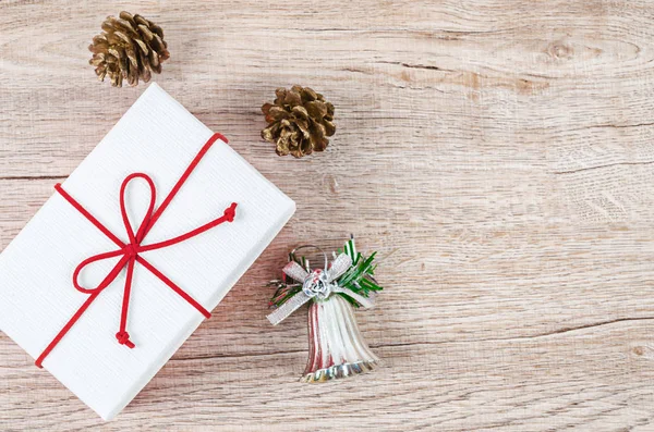 白色礼物与红丝带和圣诞装饰. — 图库照片