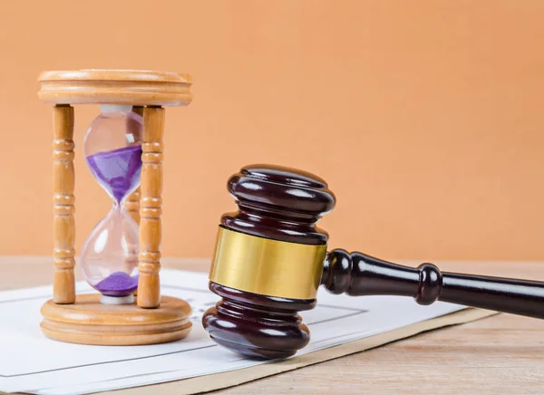 Judge's gavel with hourglass on the table. — Stock Photo, Image