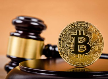 Yargıç tokmak ahşap kaide üzerinde altın bitcoin.