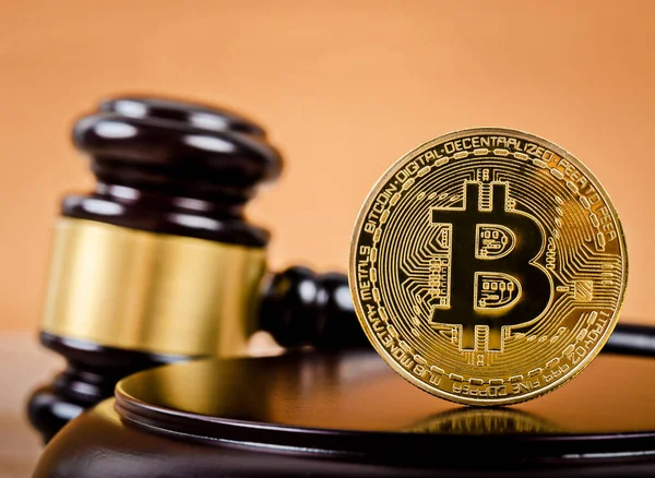 Yargıç tokmak ahşap kaide üzerinde altın bitcoin.