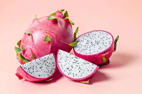 Fruta de dragão fresca em rosa . — Fotografia de Stock