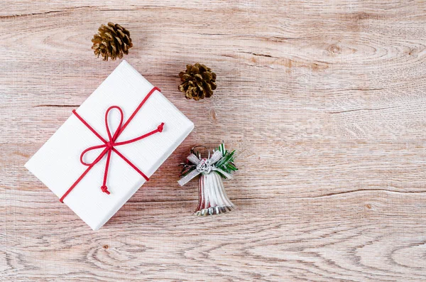 Geschenkboxen und Tannenkörner auf — Stockfoto