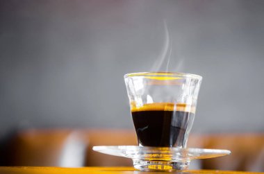 Kahve dükkanında bir fincan sıcak kahve.