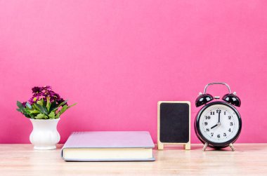 Çalar saatli boş siyah tahta.