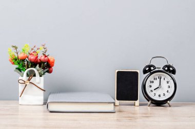 Çalar saatli boş siyah tahta.