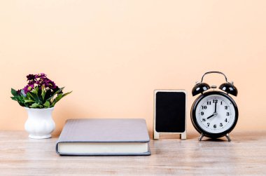 Çalar saatli boş siyah tahta.