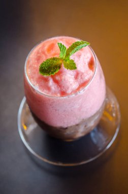 Masada çikolata ve çilek smoothie.