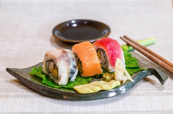 Sushi-Rolle mit Lachs, Thunfisch auf Blattschale. — Stockfoto