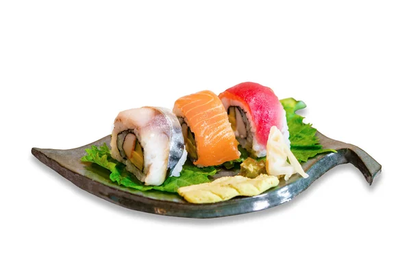 Sushi-Rolle mit Lachs, Thunfisch auf Blattschale. — Stockfoto