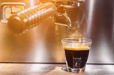 Klasik kahve makinesi ile espresso yapan Barista.