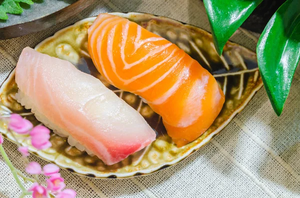 Sushi und Thunfisch-Rolle. — Stockfoto