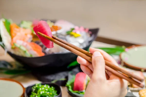 Sashimi di tonno al ristorante di cucina giapponese . — Foto Stock