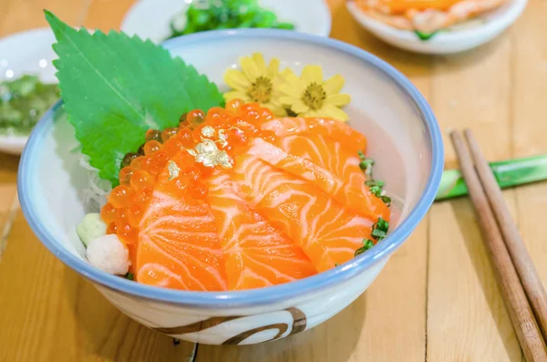 Lachs-Sashimi mit Lachseier (Ikura) in Schüssel. — Stockfoto