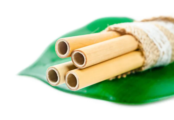 Tubo de palhas de bambu ecológico para beber água no backgr branco — Fotografia de Stock