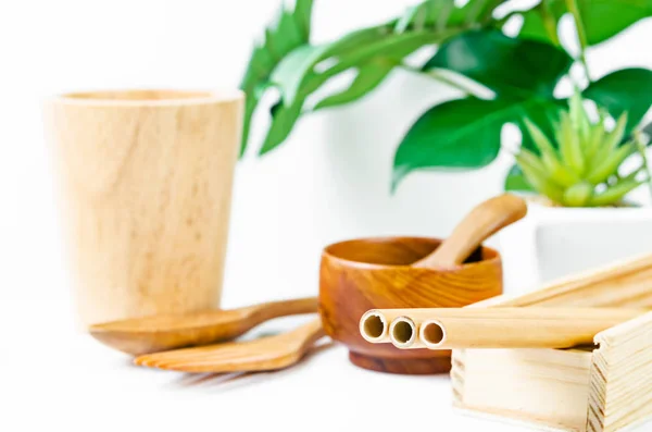 Tubo de paja de bambú para beber agua y utensilio de madera . — Foto de Stock