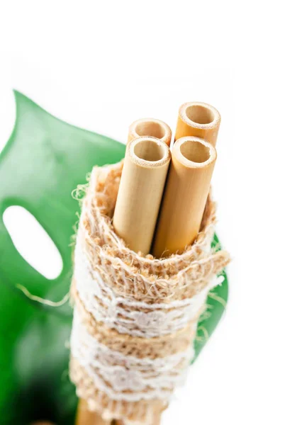 Tubo de palhas de bambu ecológico para beber água no backgr branco — Fotografia de Stock