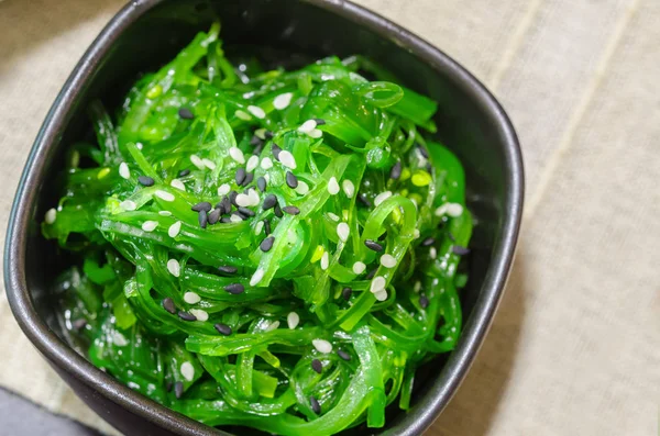 Insalata di alghe giapponesi con sesamo bianco e nero . — Foto Stock