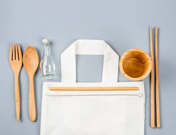 Bolsas ecológicas textiles, vidrio de madera y utensilio de bambú con spac de copia — Foto de Stock