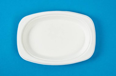 Mavi arkaplanda ayrıştırılabilir biyo-çözünebilir yemek. 