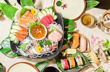 Restoran masasında Japon yemeği karışımı.