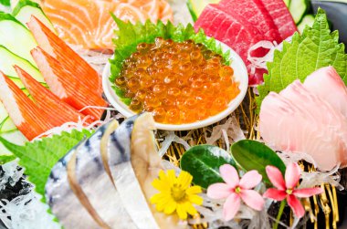 Japon usulü saşimi setiyle ikura (somon yumurtası) yakın çekim.