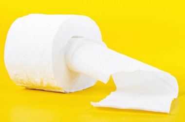 Sarı arka planda kağıt rulo.