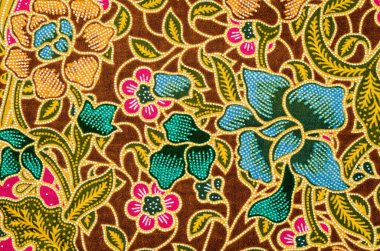 Geleneksel giysiler için sanat desenlerinin güzelliği batik desenleri içerir.