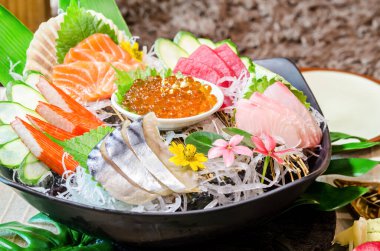 Restoran masasında Japon yemeği karışımı.