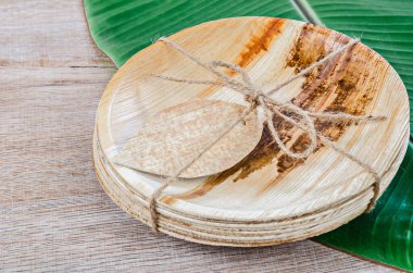 Kurutulmuş betel fındık yaprağı palmiyesinden yapılmış, doğal malzeme. Yeşil ürün çevre dostu konsept.