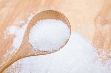 Ahşap kaşıkta monosodyum glutamat (MSG), birçok Asya yemeğinin lezzet artırıcısıdır.
