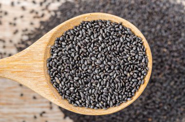 Kanun Kıllı Fesleğen ya da fesleğen tohumu Tahta kaşık içinde Kıllı fesleğen tohumu.