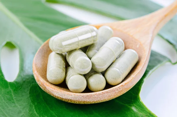 Kruidenmedicijn Capsules Houten Lepel Met Groen Blad — Stockfoto