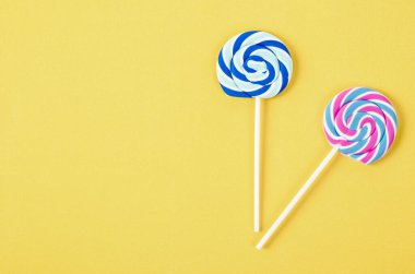 Sarı arkaplandaki tatlı şekerin üst görünümü ve metnin için boş alan.