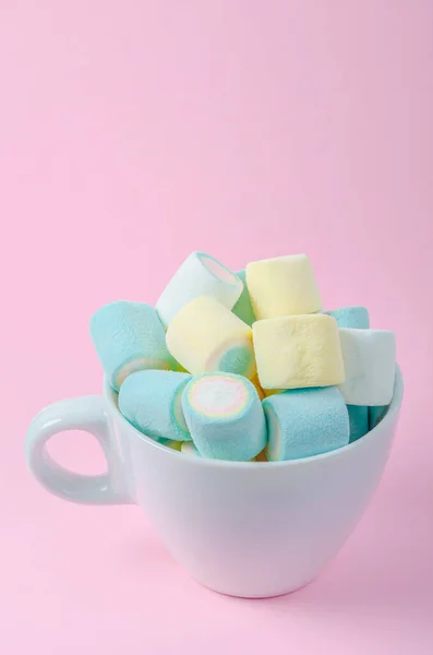 Colorful Marshmallows White Cup Pink Background — Stock Photo, Image