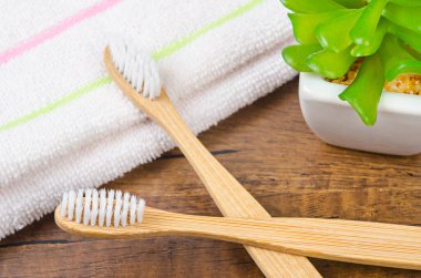 Bambu diş fırçaları ve havlu. Çevre dostu kavram. Yeşil ürün çevre dostu konsept.