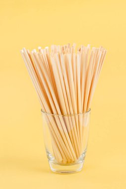 Buğday kamışları içme suyu için Doğal çevre dostu yenilenebilir cam arka planda.