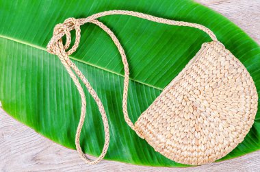 Kuru su sümbülünden yapılmış, ahşap arka planda yeşil yaprak var. Yeşil ürün çevre dostu konsept.