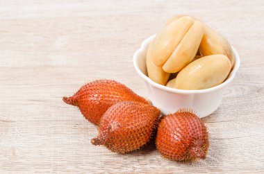 Salak, feragat et ya da masadaki ahşap çanakta yılan meyvesi.