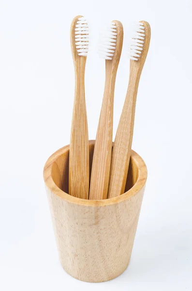 Escova Dentes Bambu Vidro Madeira Sobre Fundo Branco Conceito Ecológico — Fotografia de Stock