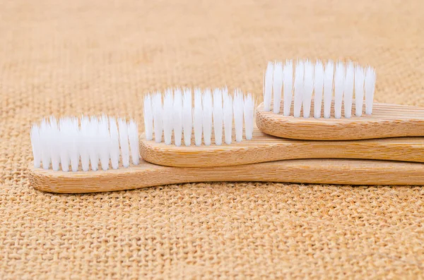 Nahaufnahme Bambus Zahnbürste Mit Grünem Blatt Auf Sackhintergrund Das Grüne — Stockfoto