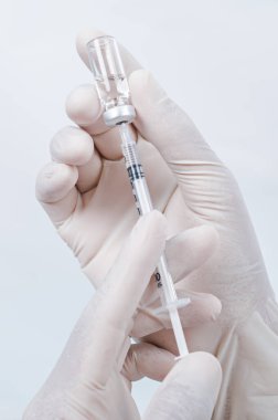 Erkek doktora aşı enjekte etmek, tıbbi konsept..