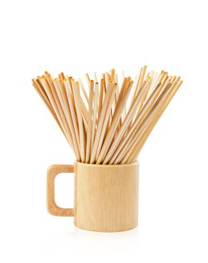 Buğday kamışları içme suyu için doğal çevre dostu yenilenebilir tahta su bardakları beyaz zemin üzerinde.