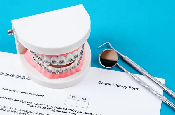 Formulario Historia Dental Con Modelo Dientes Instrumentos Dentales Concepto Salud — Foto de Stock